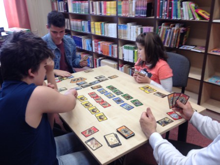 Bár nem kerek az asztal, de Arthur király lovagjai vagyunk